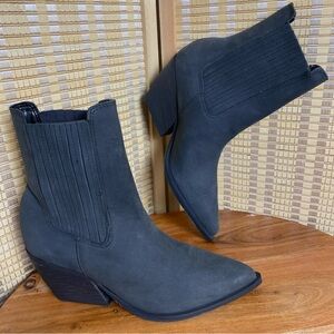 Steve Madden Woman’s 7 Terezza Grey Nubuck Pull On Pointed Ankle Boots